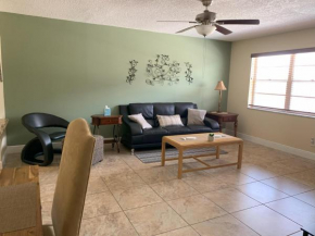 Tranquil Waterfront 2bd1ba Apt in North Palm Beach